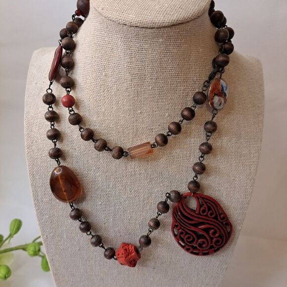 VINTAGE RED AGATE LEAF CROSS PENDANT ON WOODEN BEADS NECKLACE - RARE - Picture 4 of 12